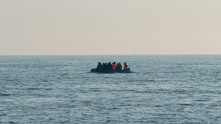 Des migrants sur une embarcation de fortune dans la Manche, au large de Boulogne-sur-Mer (Pas-de-Calais), le 3 novembre 2021. (MAXPPP)