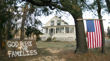 Dans les environs de Newton, les signes de solidarit&eacute; se sont multipli&eacute;s au lendemain du drame.&nbsp; (DON EMMERT / AFP)