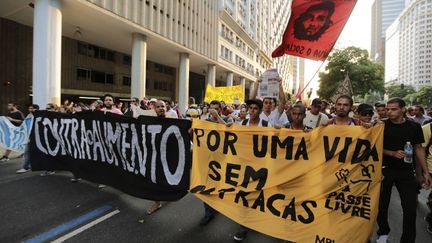 Des manifestants protestent contre la hausse des prix des transports publics, lundi 10 f&eacute;vrier 2014 &agrave; Rio&nbsp;de Janeiro (Br&eacute;sil). (WILTON JUNIOR / AGENCIA ESTADO / AFP)