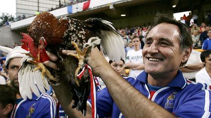 Clément Tomaszewski, alias Clément d'Antibes, avec son coq Balthazar, le 3 septembre 2005, à Lens (Pas-de-Calais). (MAXPPP)