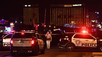 Des voitures de police à Las Vegas (Etats-Unis) dans la nuit du 1er au 2 octobre 2017. (MARK RALSTON / AFP)