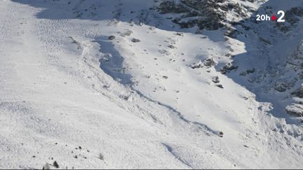 Au lendemain de la mort d’un jeune homme de 13 ans dans une avalanche, la tristesse demeure sur les pistes de la station des Arc. La victime skiait hors piste mais dans une zone pourtant fréquentée dont on pourrait penser qu’elle est sans danger.