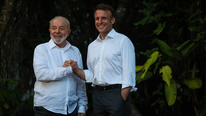 Emmanuel Macron et  le président brésilien Lula, lors d'une visite à Belém (Brésil) le 26 mars 2024, en amont de la COP30. (FILIPE BISPO / ANADOLU / AFP)