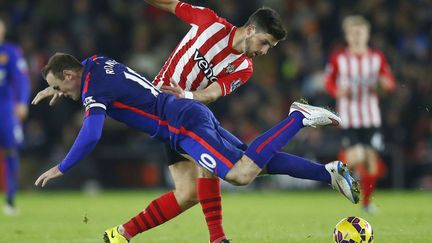 Wayne Rooney (G) du Manchester United &agrave; la lutte pour le ballon avec&nbsp;Shane Long de&nbsp;Southampton lors d'un match de football de premi&egrave;re ligue &agrave;&nbsp;Southampton (Royaume-Uni), le 8 d&eacute;cembre 2014. (ANDREW WINNING / REUTERS)