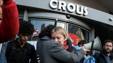 Des&nbsp;jeunes manifestent contre la précarité étudiante à Lyon, le 12 novembre 2019, quatre jours après l'immolation par le feu d'un jeune homme étudiant à Lyon 2.&nbsp; (NICOLAS LIPONNE / NURPHOTO / AFP)