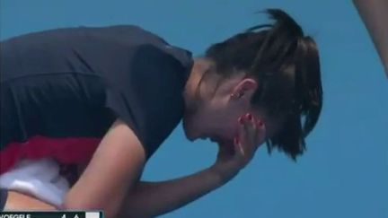 La Slovène Dalila Jakupovic a dû abandonner au premier tour des qualifications de l'Open d'Australie, mardi 14 janvier, à Melbourne (Australie) en raison d'un malaise. (APTN / FRANCEINFO)