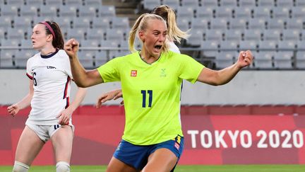 La joie de la Suédoise&nbsp;Stina Blackstenius, buteuse contre les USA lors de la 1re journée du tournoi olympique de football, le 21 juillet 2021. La défaite des Américaines (3-0), c'est la première grande surprise de ces JO. (YOSHIKAZU TSUNO / AFP)