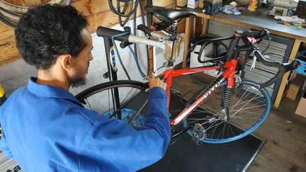 Un&nbsp;réparateurs de vélos. Photo d'illustration.&nbsp; (EVAN LEBASTARD / FRANCE-BLEU BÉARN / RADIO FRANCE)