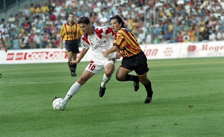 Le Lillois Antoine Sibierski poursuivi par le Lensois Fr&eacute;d&eacute;ric Meyrieu, lors d'un match de championnat, le 29 juillet 1994.&nbsp; (THOMAS COEX / AFP)