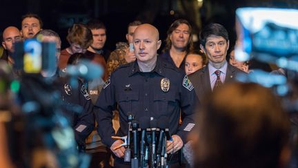 Un membre de la police d'Austin (Etats-Unis)&nbsp;s'exprime devant la presse sur les explosions qui ont touché la ville, le 20 mars 2018. (MARSHALL FOSTER / ANADOLU AGENCY / AFP)