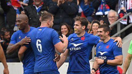 La joie des Bleus après le premier essai de Damian Penaud contre le Japon, le 20 novembre 2022 à Toulouse. (LIONEL BONAVENTURE / AFP)