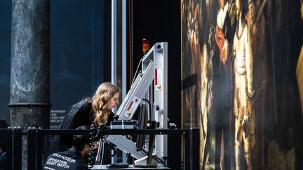 Des chercheurs devant le tableau la "Ronde de nuit" à Amsterdam.&nbsp; (FREEK VAN DEN BERGH / ANP)