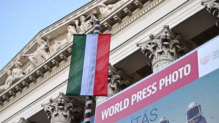 Une vue du musée national hongrois et de son exposition World Press Photo à Budapest (Hongrie), le 1er novembre 2023. (ATTILA KISBENEDEK / AFP)