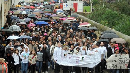 Marche blanche le 9 novembre 2011 &agrave; Bellegarde (Gard), o&ugrave; Oc&eacute;ane, 8 ans, a &eacute;t&eacute; tu&eacute;e &agrave; l'arme blanche trois jours plus t&ocirc;t.&nbsp; (PASCAL GUYOT / AFP)