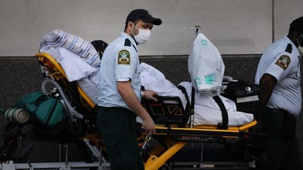 Du personnel soignant prend en charge un patient dans une unité réservée aux malades du Covid-19, le 27 mai 2020 à Linden, dans le New Jersey (Etats-Unis). (SPENCER PLATT / GETTY IMAGES NORTH AMERICA / AFP)