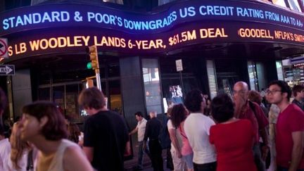 Bandeau déroulant de l'immeuble ABC avec annonce Standard & Poor's, à Times Square (NY), le 5 août 2011 (AFP/GETTY/ANDREW BURTON)