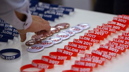 Des goodies "Fillon 2017", distribués un meeting le 25 novembre 2016. (IRINA KALASHNIKOVA / SPUTNIK)