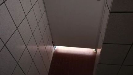 Un espace d'une vingtaine de centimètres entre le sol et la porte de la douche a permis&nbsp;de filmer les étudiantes.&nbsp; (SARAH NEDJAR / RADIO FRANCE)