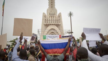 Des manifestants sont réunis pour soutenir les Forces armées maliennes (Fama), le 28 mai 2021, à Bamako (Mali). (MICHELE CATTANI / AFP)