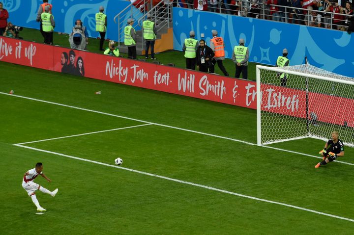 Le Péruvien&nbsp;Christian Cueva loupe son penalty face au Danemark lors de la Coupe du monde en Russie, le 16 juin 2018 à Saransk. (JUAN BARRETO / AFP)