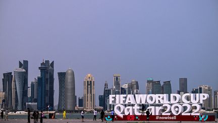 Une installation pour la Coupe du monde de football au Qatar, à Doha, le 5 novembre 2022. (JEWEL SAMAD / AFP)