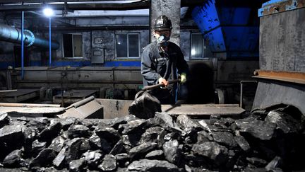 Un ouvrier chinois dans une usine de charbon à&nbsp;Qianyingzi&nbsp;(Chine), le 31 octobre 2021. (HAN XU / XINHUA / AFP)