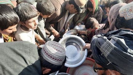 Distribution de nourriture à Shourandam, dans les environs de Kandahar (Afghanistan), où la situation économique est catastrophique (THIBAULT LEFÈVRE / FRANCE INTER / RADIO FRANCE)