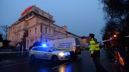 La police intervient autour d'un hôtel où un homme a été tué par balles, le 5 février 2016, à Dublin (Irlande). (CAROLINE QUINN / AFP)