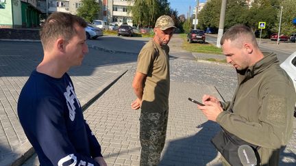 Ukrainian military police stations are increasing street checks in search of men who should be mobilized. (BORIS LOUMAGNE / RADIOFRANCE)