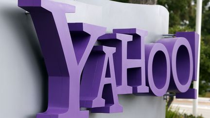 Le logo de Yahoo! au si&egrave;ge du groupe am&eacute;ricain, &agrave; Sunnyvale (Californie, Etats-Unis), le 17 juillet 2012. (JUSTIN SULLIVAN / GETTY IMAGES NORTH AMERICA / AFP)