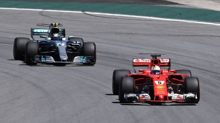 Sebastian Vettel (Ferrari) devance la Mercedes de Valtteri Bottas