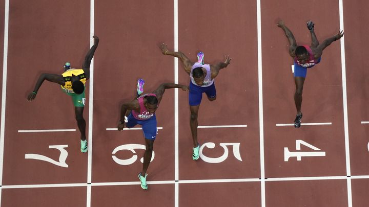 Noah Lyles franchit la ligne d'arrivée du 100 m, aux championnats du monde du Budapest, le 20 août 2023, où il s'est offert l'or mondial. (DAVID J. PHILLIP / AP)