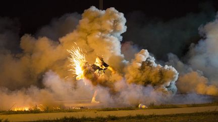 Un manifestant renvoie une bombe fumig&egrave;ne, le 13 ao&ucirc;t 2014. (MARIO ANZUONI  / REUTERS)