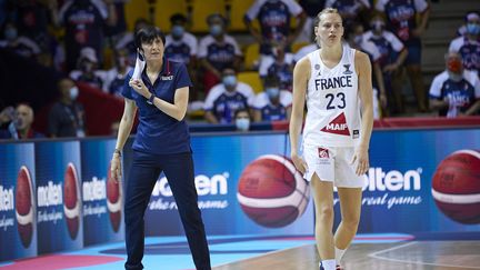 Valérie Garnier et ses joueuses sont de retour en quarts de finale après leur victoire face à la Russie dimanche.&nbsp; (ANN-DEE LAMOUR / CDP MEDIA)