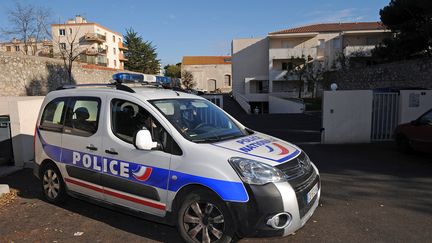 Une voiture de police devant la r&eacute;sidence de S&egrave;te o&ugrave; un homme de 49 ans a tir&eacute; &agrave; plusieurs reprises sur ses voisins. (PASCAL GUYOT / AFP)