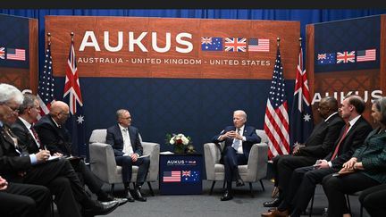 Le président américain Joe Biden (à droite) rencontre le Premier ministre australien Anthony Albanese (à gauche), à San Diego (États-Unis), le 13 mars 2023. (AFP)