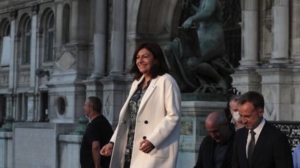 La maire socialiste de Paris, Anne Hidalgo, annonce sa réélection devant l'hôtel de ville, au soir du second tour des élections municipales, le 28 juin 2020. (JOEL SAGET / AFP)