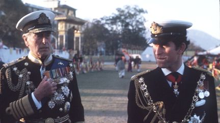 Louis Mountbatten et le prince&nbsp;Charles en uniforme naval lors d'une visite au Népal en 1975, à l'occasion du couronnement du roi Birendra.&nbsp; (ANWAR HUSSEIN / WIREIMAGE / GETTY)