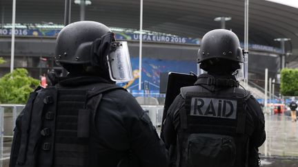 Les forces de l'ordre en place lors d'une simulation d'attentats avant l'Euro (KENZO TRIBOUILLARD / AFP)