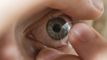 "Il faut jeter les lentilles de contact dans les ordures ménagères, surtout pas dans le lavabo ou les toilettes", souligne Adélaïde Robert. "Et c’est une info qui manque sur pas mal de boites de lentilles". (ETHAMPHOTO / THE IMAGE BANK RF / GETTY IMAGES)