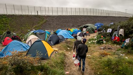 Plusieurs milliers de migrants vivent &agrave; Calais dans la "nouvelle jungle" en attendant de passer au Royaume-Uni. (PHILIPPE HUGUEN / AFP)