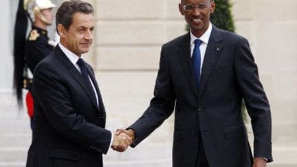 Nicolas Sarkozy accueille le président rwandais, Paul Kagame, sur le perron de l'Elysée, le 12 septembre 2011. (AFP/THOMAS COEX)