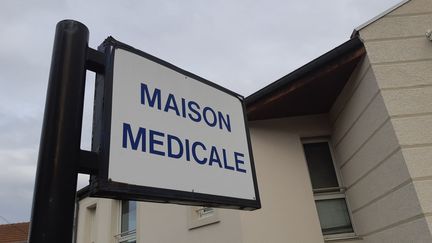 La maison de santé, qui réunit plusieurs professionnels sur un même lieu, est l'une des solutions pour lutter contre les déserts médicaux (illustration). (THIERRY COLIN / FRANCEINFO)