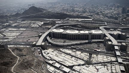 Une photo a&eacute;rienne de Mina, pr&egrave;s de La Mecque (Arabie Saoudite), montrent les tentes o&ugrave; logent les p&egrave;lerins et les infrastructures qui permettent l'acc&egrave;s aux lieux saints.&nbsp; (MOHAMMED AL-SHAIKH / AFP)