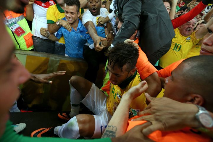 L'attaquant br&eacute;silien Neymar f&ecirc;te son but au milieu de la foule, lors du match Br&eacute;sil-Espagne, le 30 juin 2013 au Maracana de Rio de Janeiro (Br&eacute;sil).&nbsp; (ALEX LIVESEY/FIFA/GETTY IMAGES)