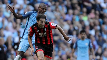 Fernandinho aux prises avec Ary Harter, le joueur de Bournemouth (PETER POWELL / EPA)