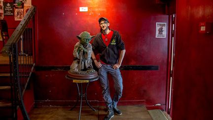  (Thomas Rochefort au Dernier bar avant la fin du monde © Matthieu Mondoloni / France Info)