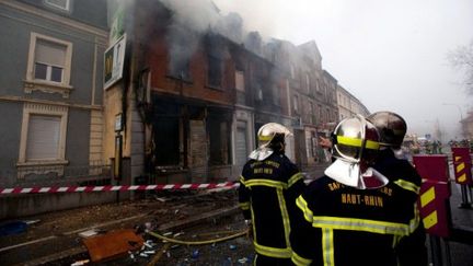 L'immeuble en feu, où trois victimes sont à déplorer. (AFP PHOTO / SEBASTIEN BOZON)