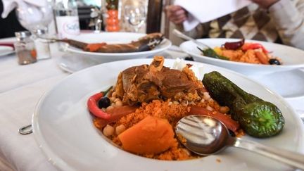 Plat de couscous présenté dans un restaurant tunisien. (FETHI BELAID / AFP)