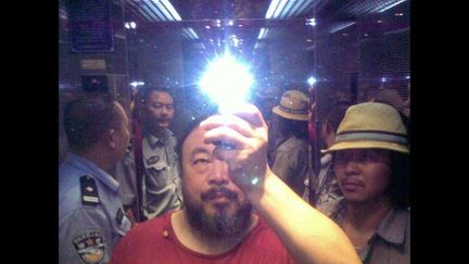 Depuis la fermeture de son blog en 2009, Ai Weiwei diffuse souvent via Twitter des photos prises avec son téléphone portable. L&#039;immédiateté de ce média permet de contourner la censure de la sphère médiatique chinoise.
 (Ai Weiwei)